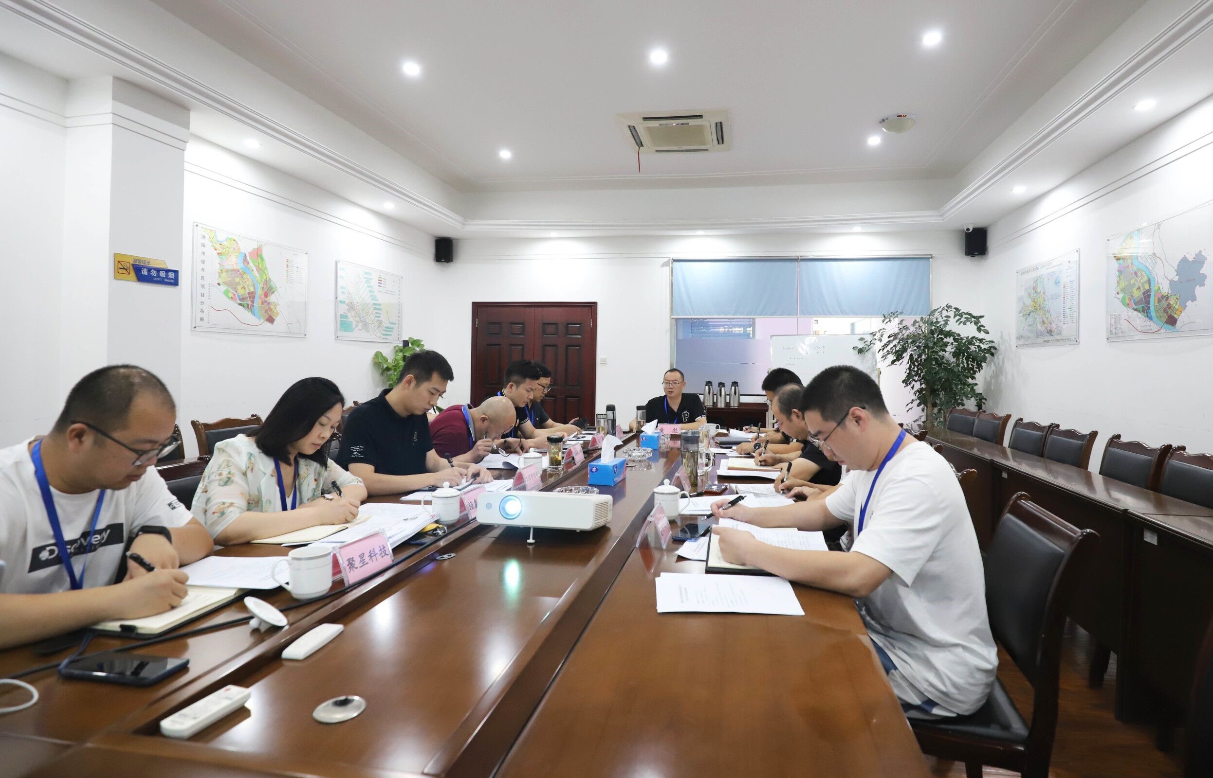 9.3经开投控集团召开2021年项目建设推进会.jpg 9.3经开投控集团召开2021年项目建设推进会.jpg