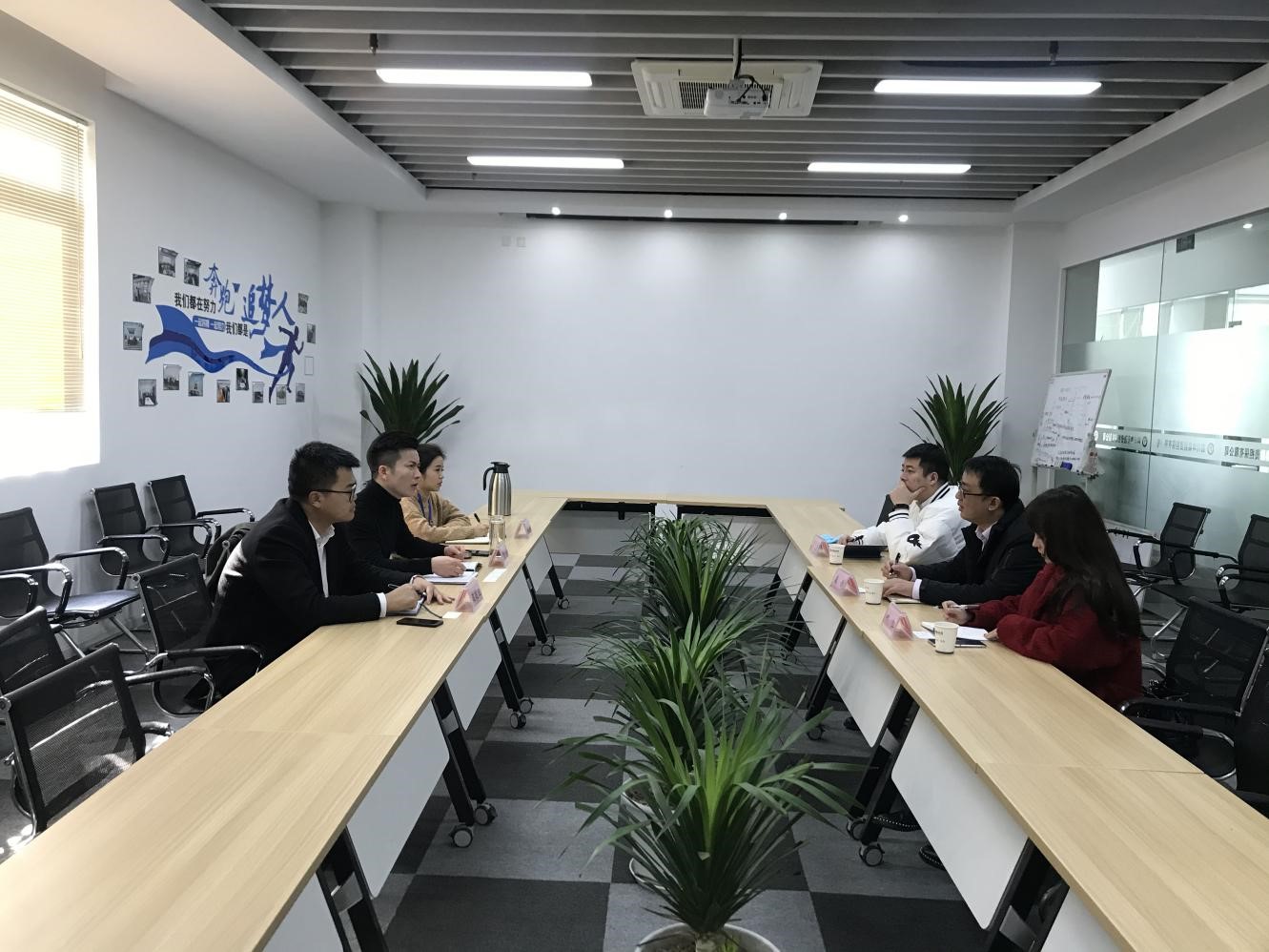 11.25上海银行成都青羊支行到经开投控集团交流座谈.jpg 11.25上海银行成都青羊支行到经开投控集团交流座谈.jpg