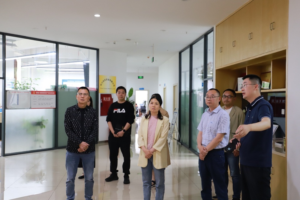 4.23区纪工委调研鑫耀集团党风廉政建设工作2.jpg 4.23区纪工委调研鑫耀集团党风廉政建设工作2.jpg