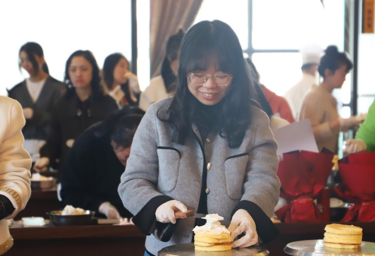 3.10巾帼巧手庆三八 浓情烘焙聚人心——经开投控集团举办庆祝三八妇女节主题活动4.jpg