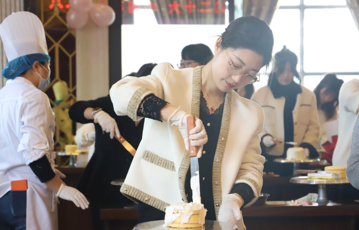 3.10巾帼巧手庆三八 浓情烘焙聚人心——经开投控集团举办庆祝三八妇女节主题活动5.jpg