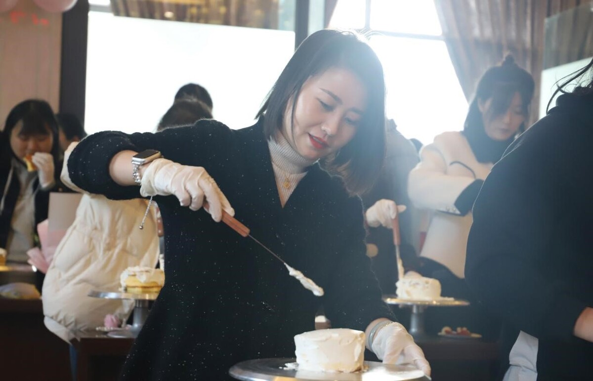 3.10巾帼巧手庆三八 浓情烘焙聚人心——经开投控集团举办庆祝三八妇女节主题活动6.jpg