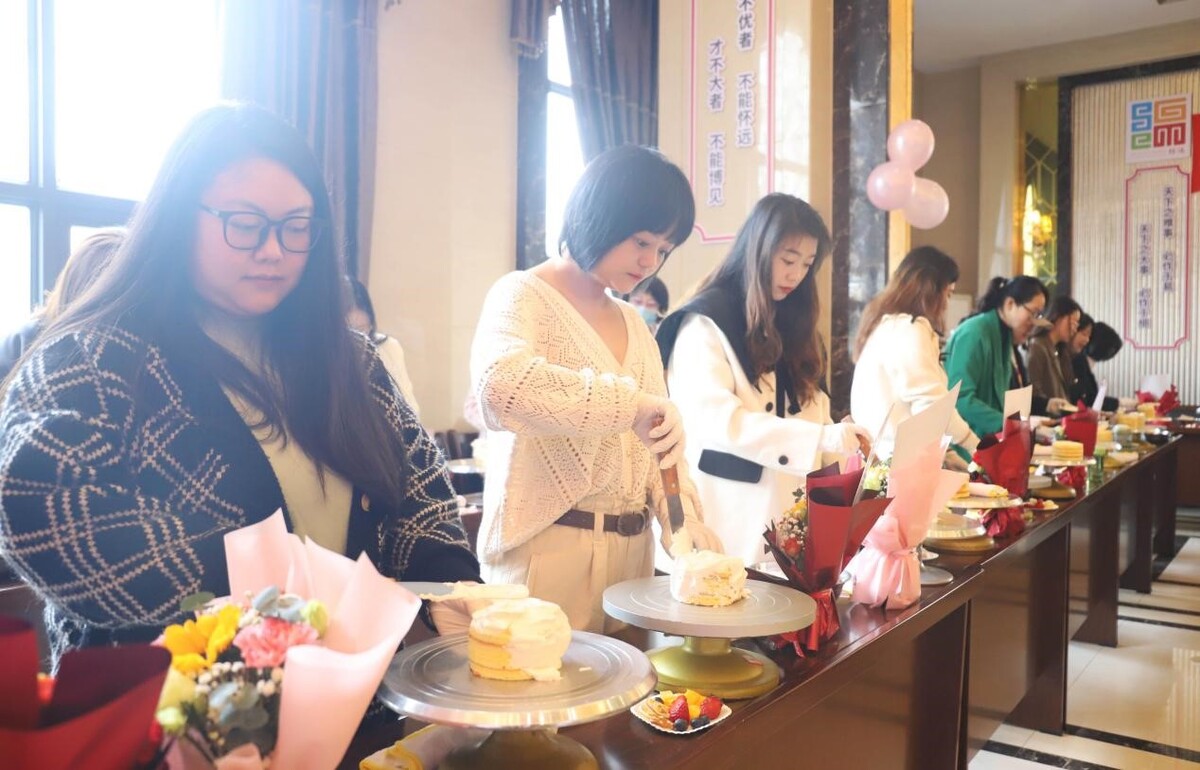 3.10巾帼巧手庆三八 浓情烘焙聚人心——经开投控集团举办庆祝三八妇女节主题活动7.jpg