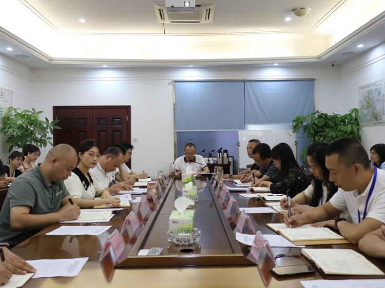 8.7经开投控集团党委召开中心组学习会.jpg