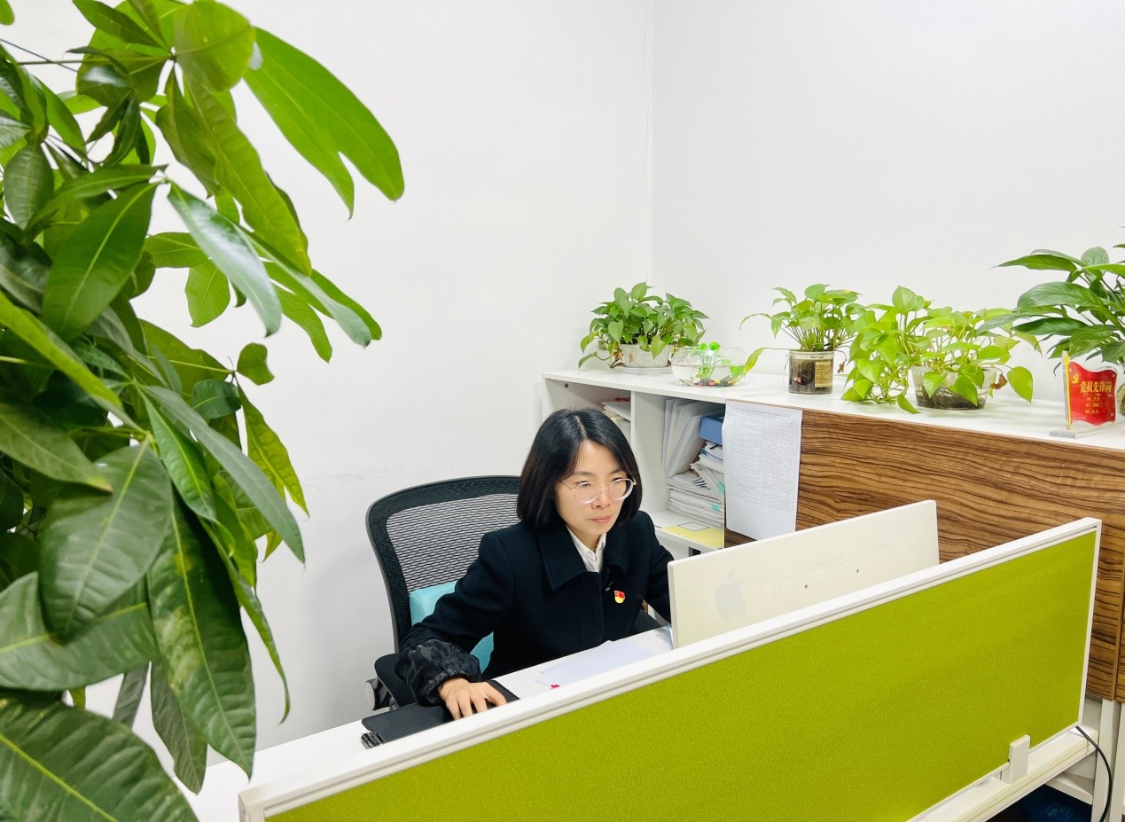 邓莉1.jpg