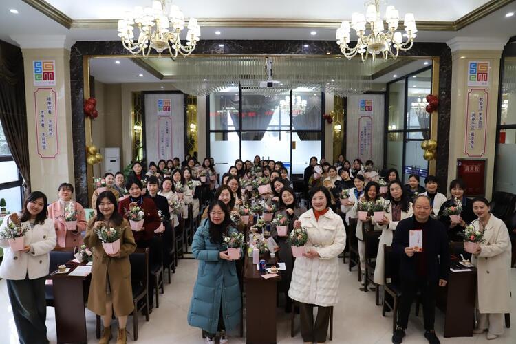 3.8鑫耀集团开展三八妇女节主题慰问活动2.jpg