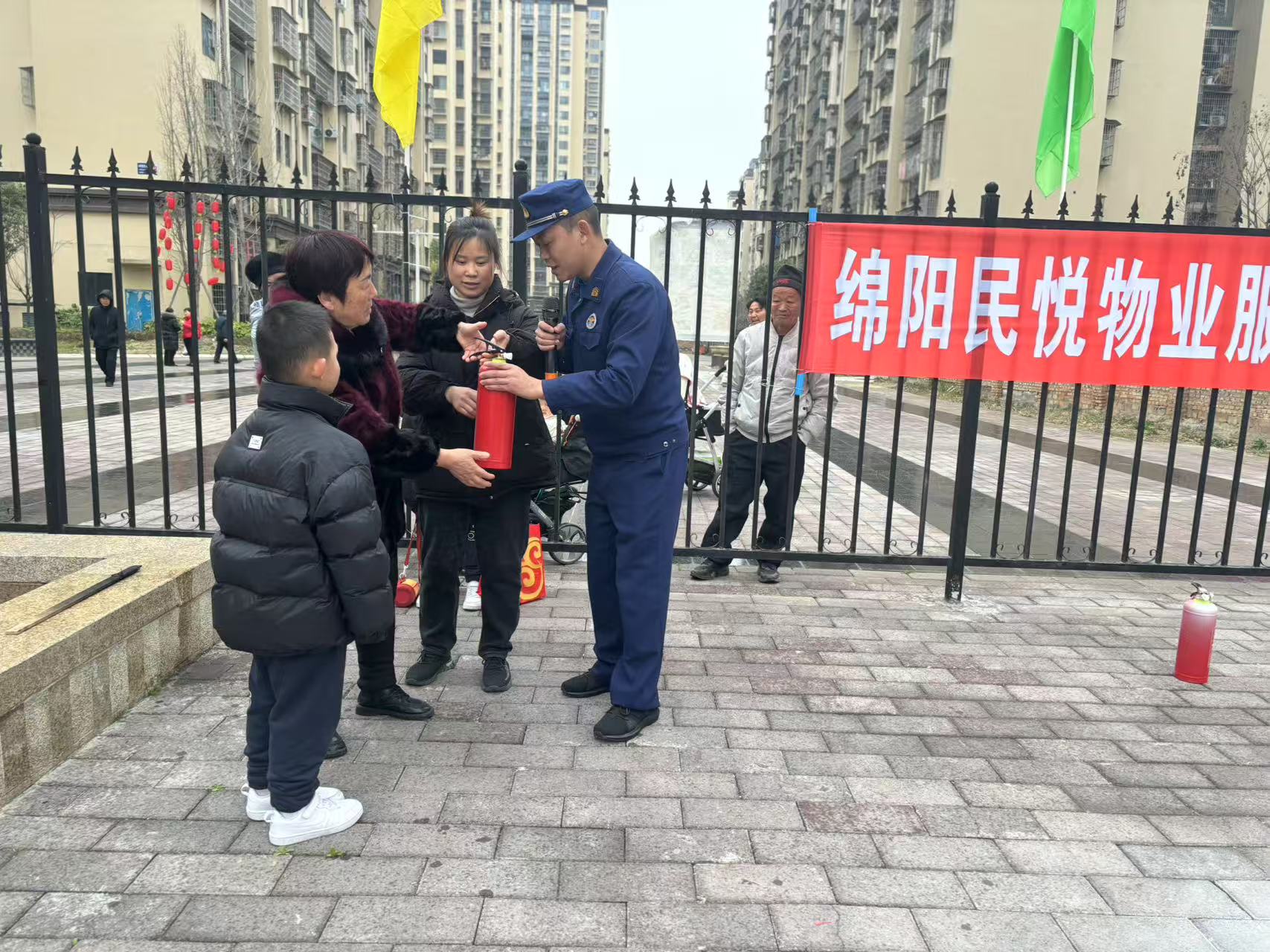 2.14筑牢安全防线，共建平安社区——城南壹號小区开展消防联动演练活动1.jpg