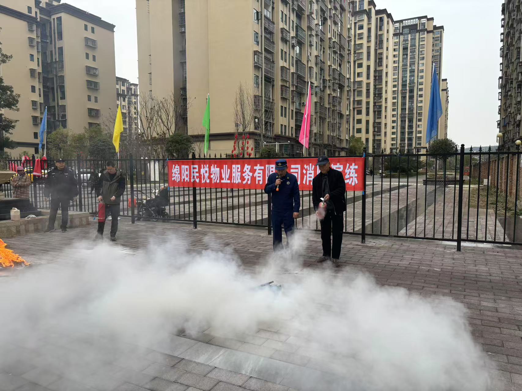 2.14筑牢安全防线，共建平安社区——城南壹號小区开展消防联动演练活动2.jpg