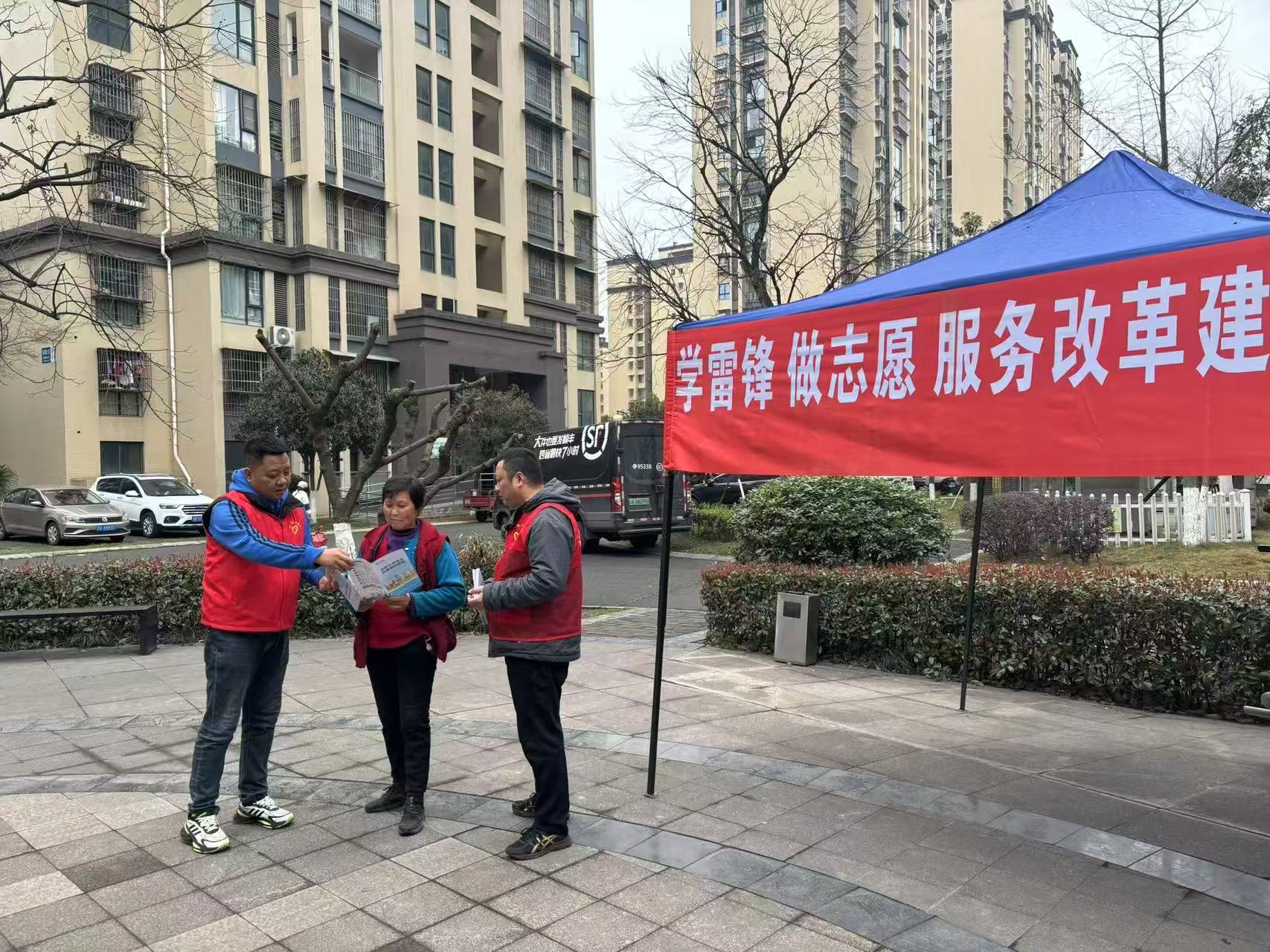 3.6鑫耀集团党委组织开展“学雷锋 做志愿 服务改革建新功——垃圾分类知识宣讲”主题活动4.jpg