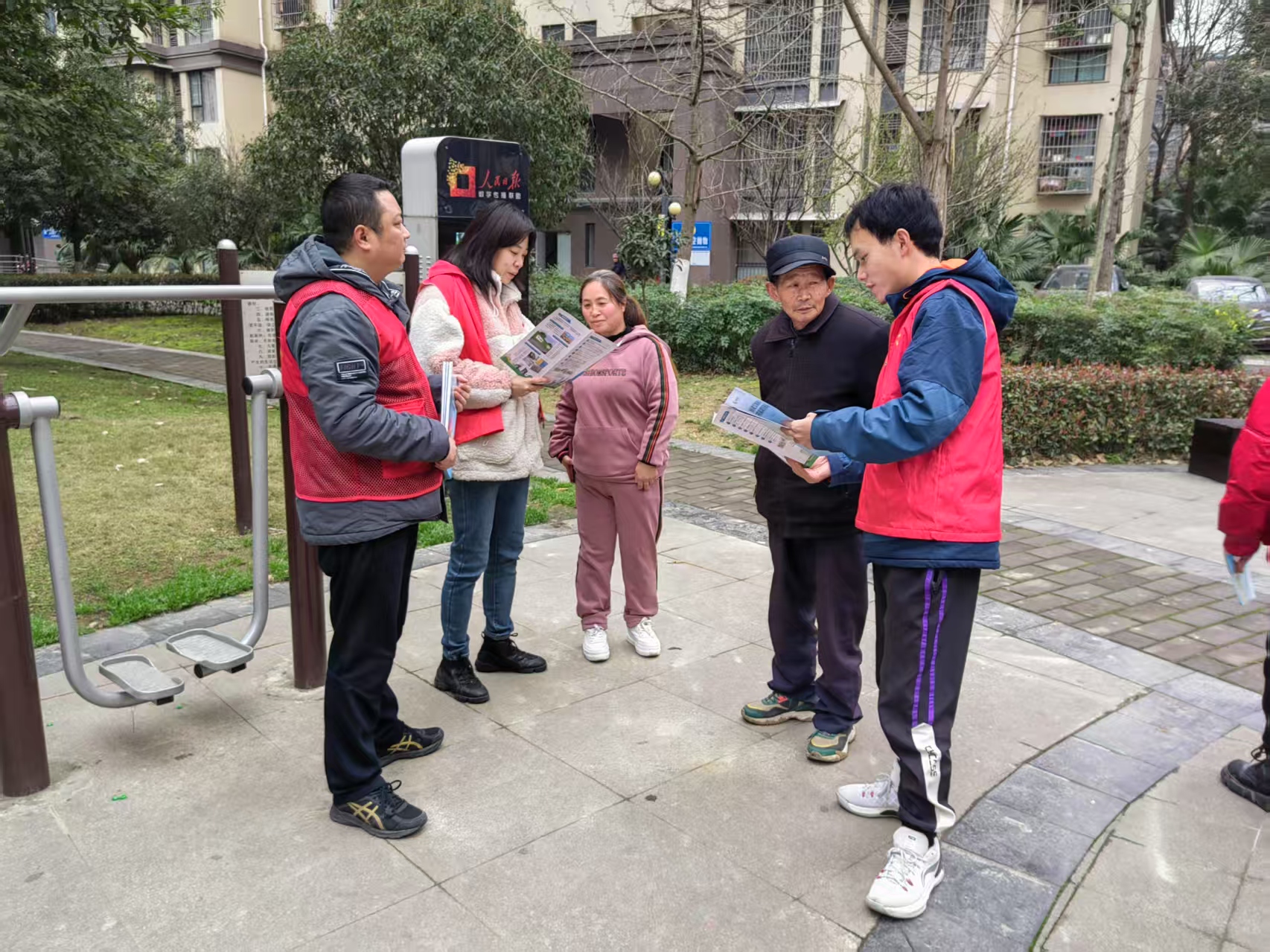 3.6鑫耀集团党委组织开展“学雷锋 做志愿 服务改革建新功——垃圾分类知识宣讲”主题活动3.jpg